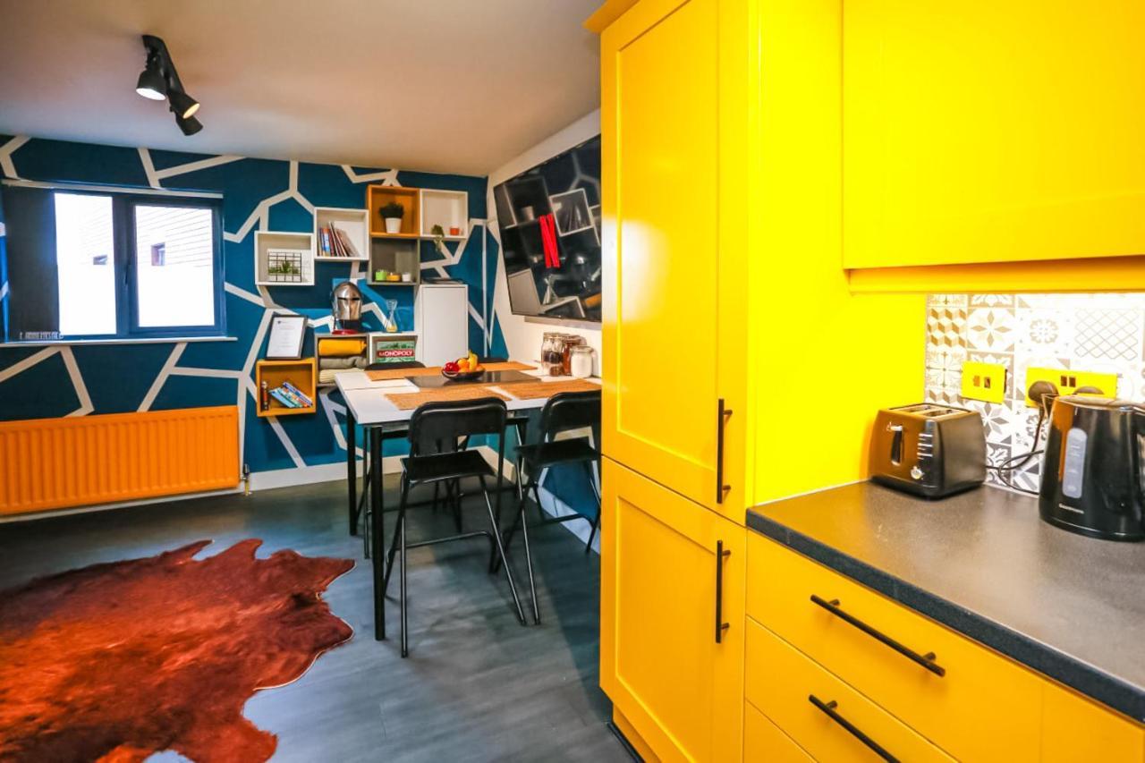 Funky City Apartment - Secure Parking - Wifi - Sleeps 6 - No Parties Belfast Kültér fotó