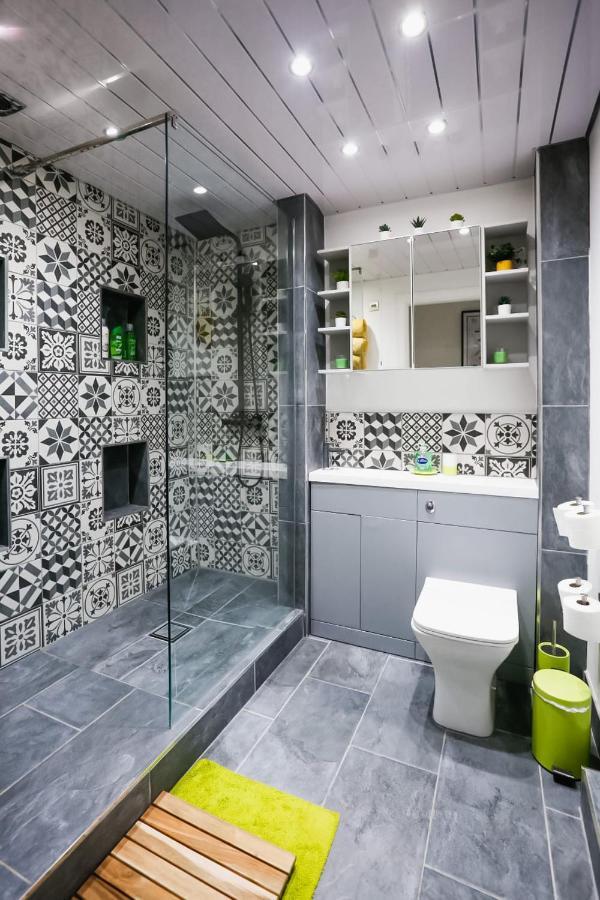 Funky City Apartment - Secure Parking - Wifi - Sleeps 6 - No Parties Belfast Kültér fotó