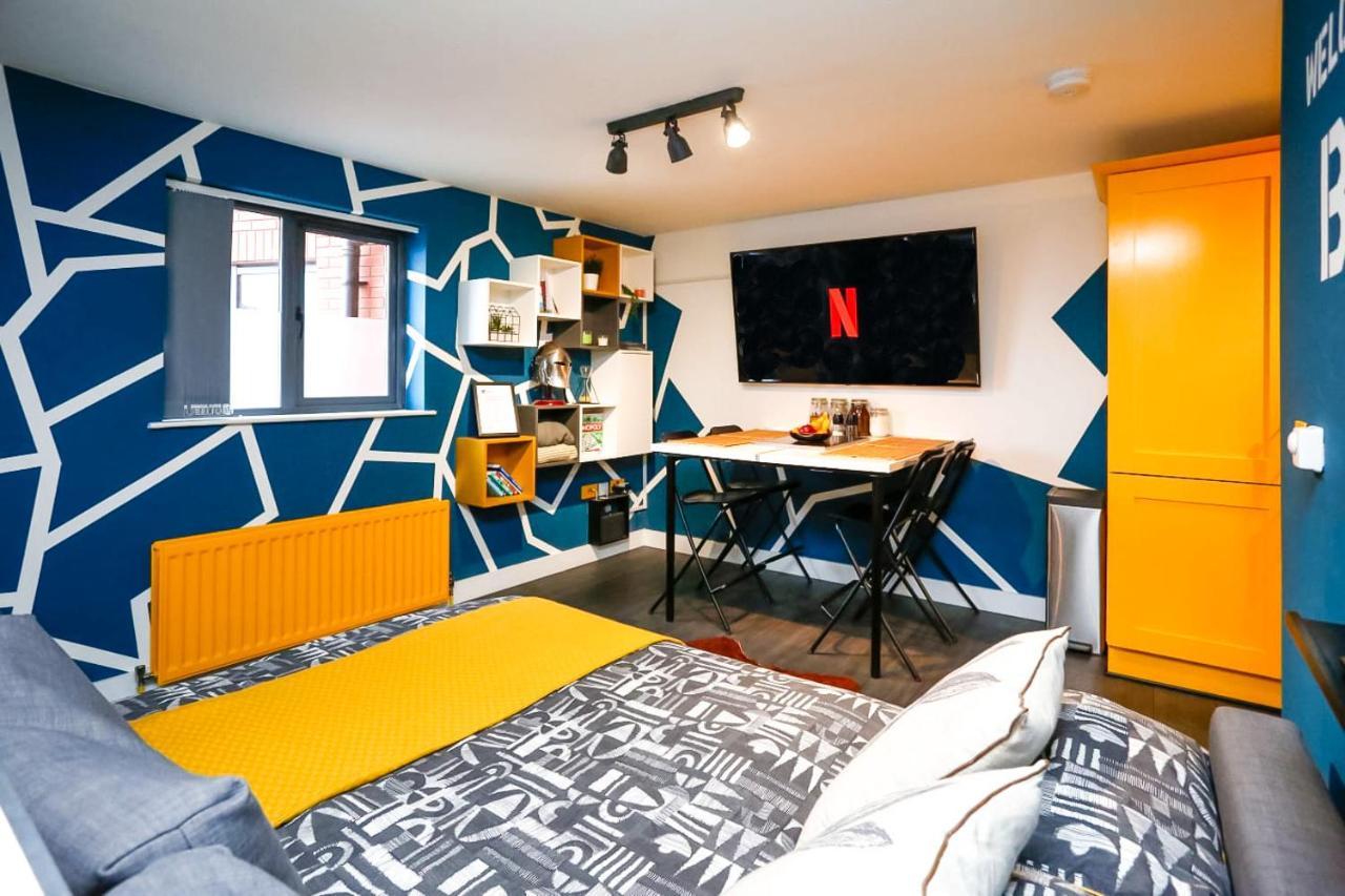 Funky City Apartment - Secure Parking - Wifi - Sleeps 6 - No Parties Belfast Kültér fotó