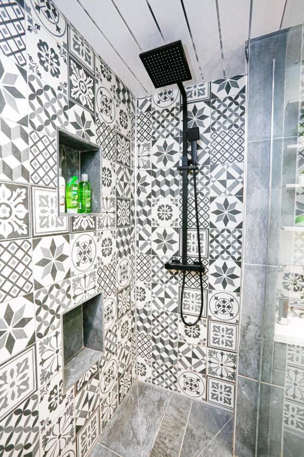 Funky City Apartment - Secure Parking - Wifi - Sleeps 6 - No Parties Belfast Kültér fotó