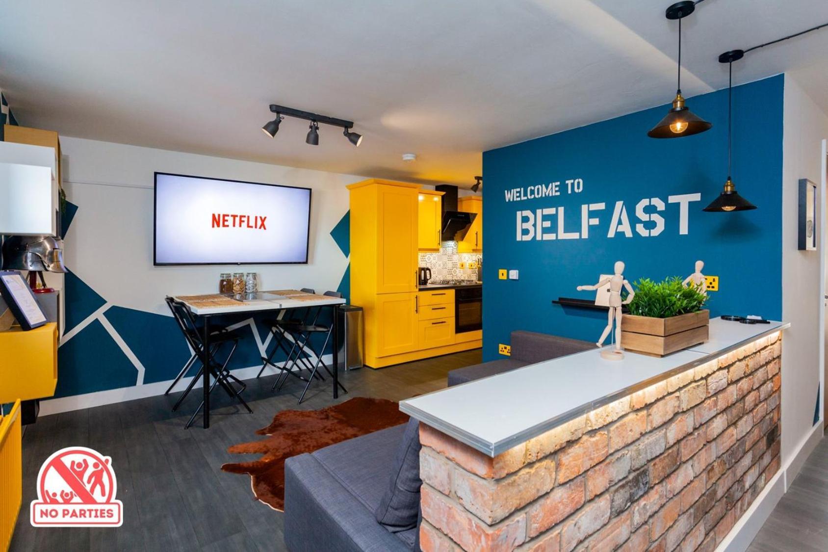 Funky City Apartment - Secure Parking - Wifi - Sleeps 6 - No Parties Belfast Kültér fotó