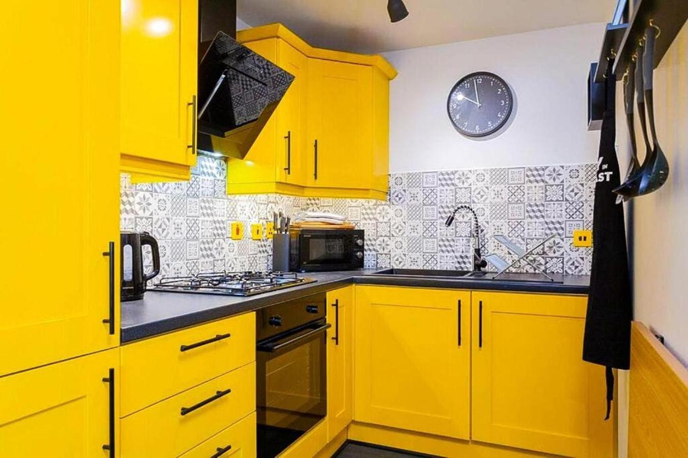 Funky City Apartment - Secure Parking - Wifi - Sleeps 6 - No Parties Belfast Kültér fotó